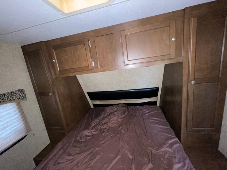 #2956-•-2017-venture-sporttrek-327-camper-(has-wi-title)-image-23