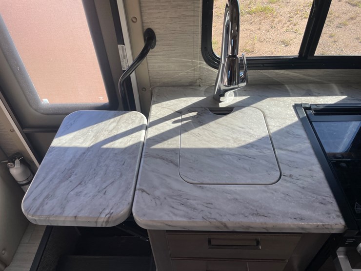 2021-ford-e350-image-134