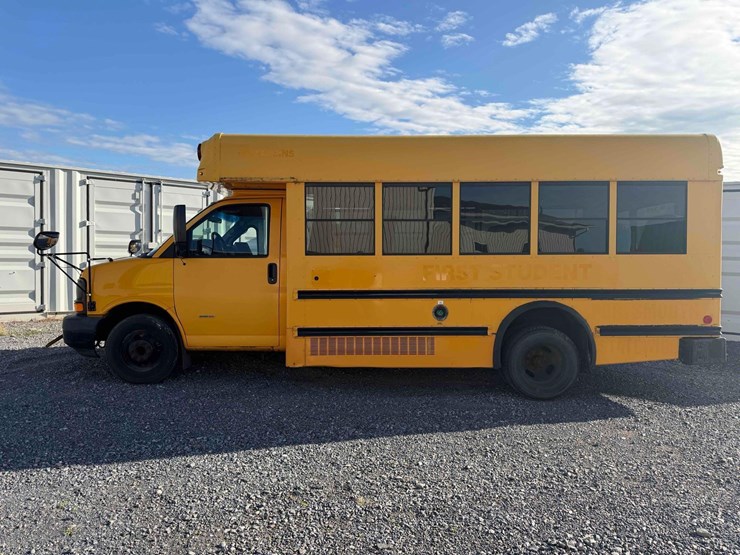 2009-chevrolet-20-passenger-school-bus-image-2