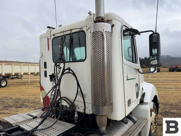 2005-freightliner-columbia-120-image-46