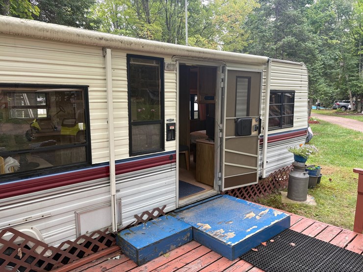 #5996-•-1989-fleetwood-resort-camper-(three-lakes,-wi)-(has-wi-title)-image-1