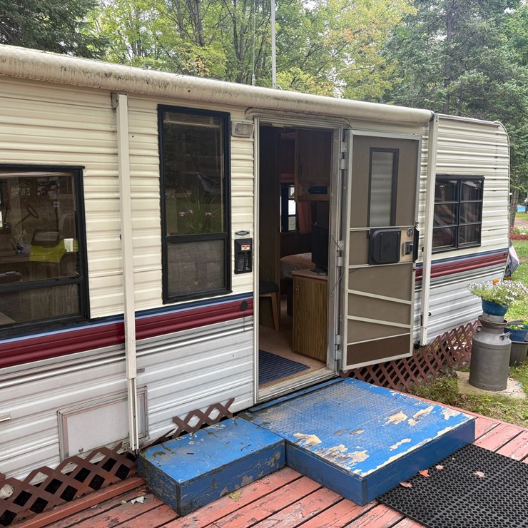#5996 • 1989 Fleetwood Resort Camper (Three Lakes, WI) (Has WI Title)