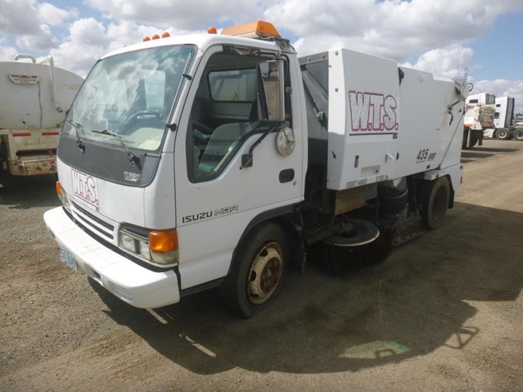 2005-isuzu-nqr-image-1