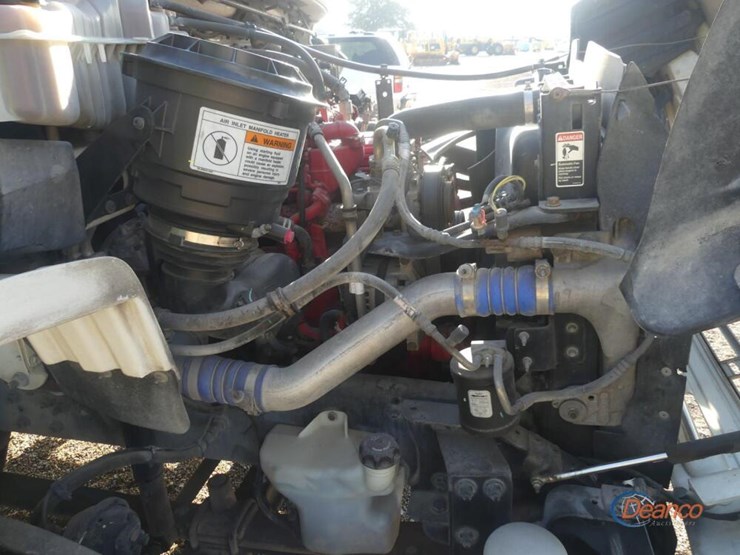 2015-freightliner-m2-106-image-10