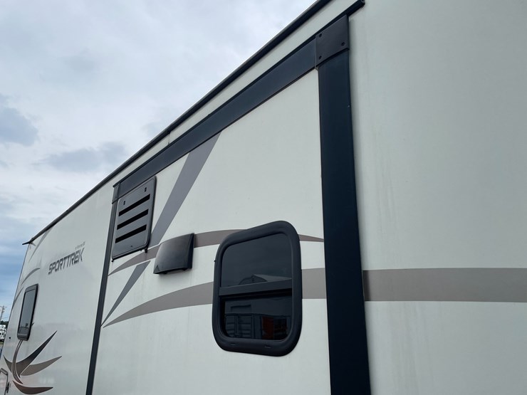 #2956-•-2017-venture-sporttrek-327-camper-(has-wi-title)-image-9
