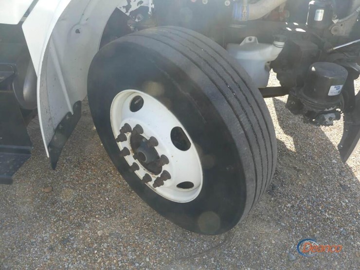 2014-freightliner-m2-106-image-11