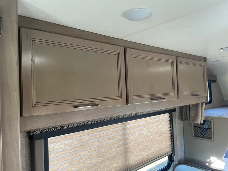 2021-ford-e350-image-124