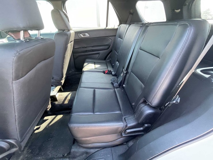 2017-ford-explorer-image-28