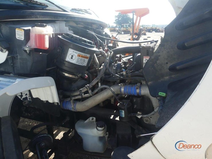 2014-freightliner-m2-106-image-10
