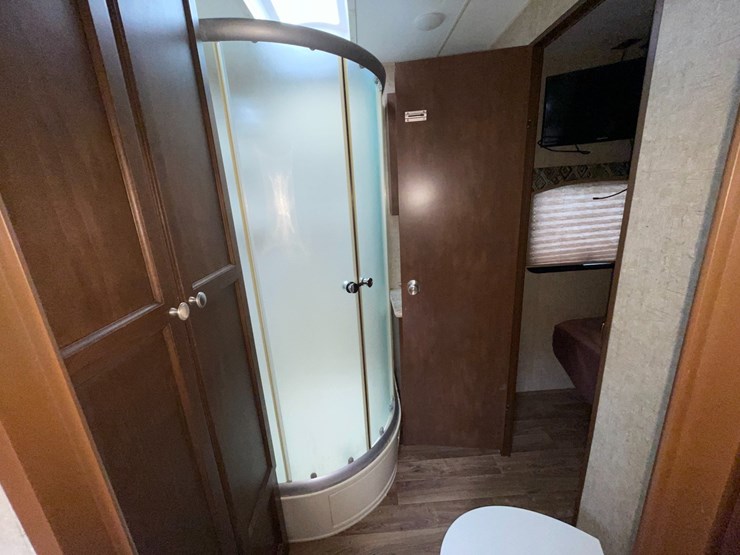 #2956-•-2017-venture-sporttrek-327-camper-(has-wi-title)-image-26