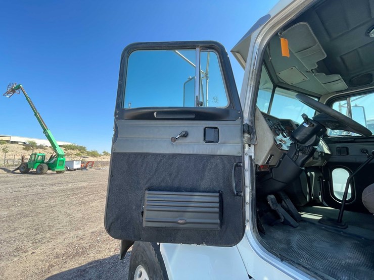 2004-peterbilt-330-image-33