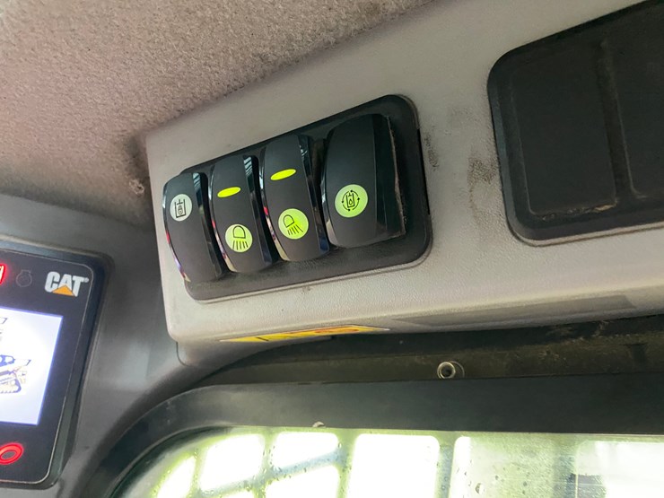 2019-caterpillar-259d-image-41