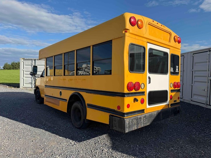 2009-chevrolet-20-passenger-school-bus-image-3