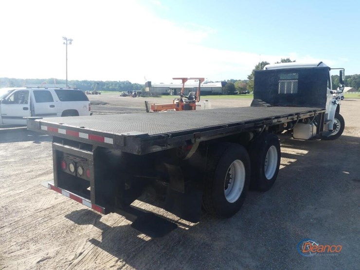 2014-freightliner-m2-106-image-2