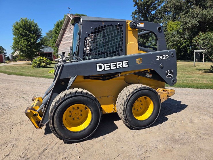 2016-deere-332d-image-16