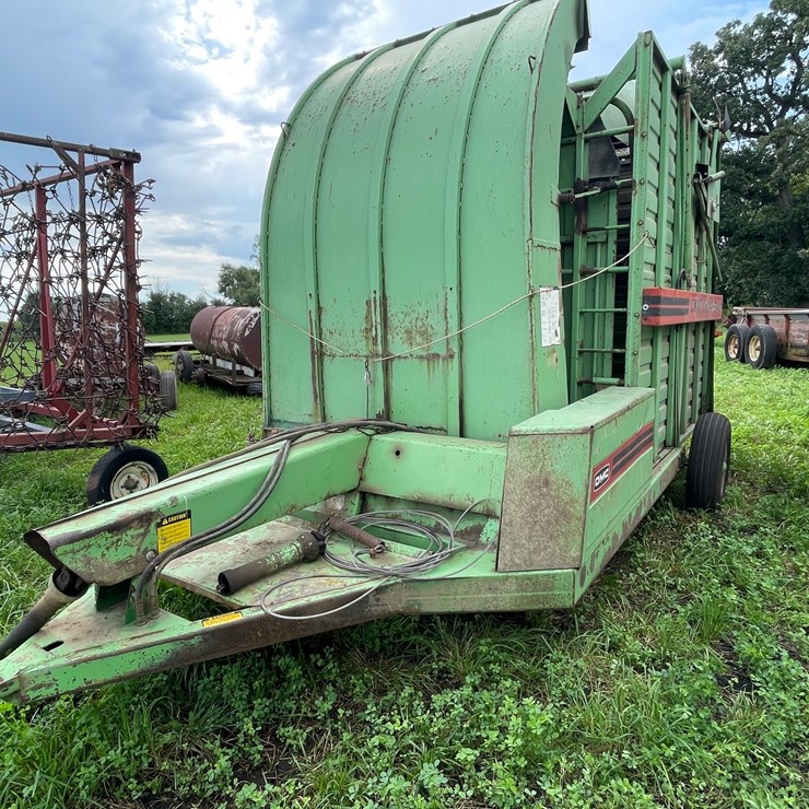 #2975 • Owatonna 540 Stacker