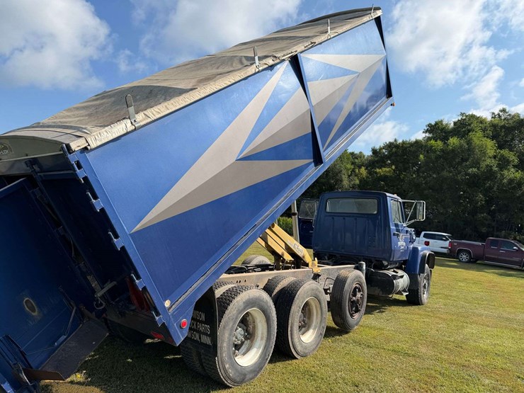 1975-ford-8000-image-63