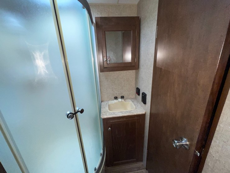 #2956-•-2017-venture-sporttrek-327-camper-(has-wi-title)-image-27