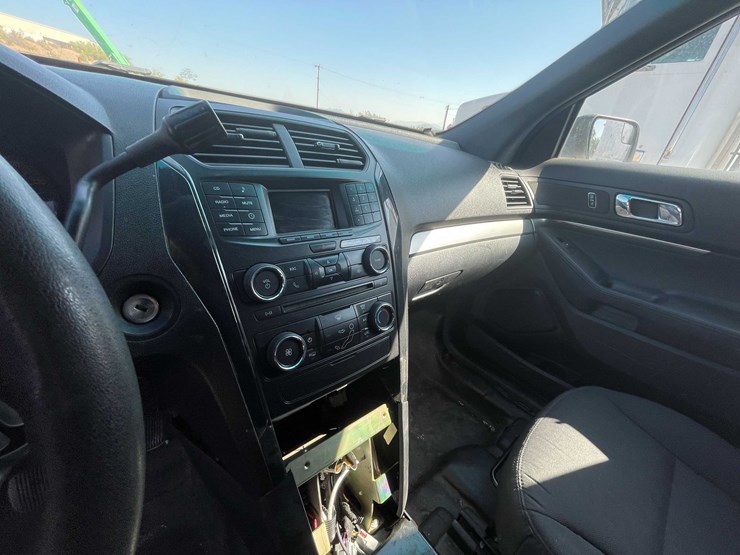 2017-ford-explorer-image-40