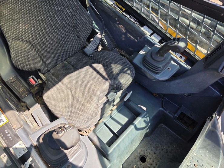 2016-deere-332d-image-40