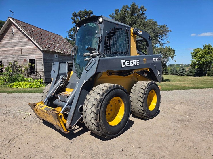 2016-deere-332d-image-1