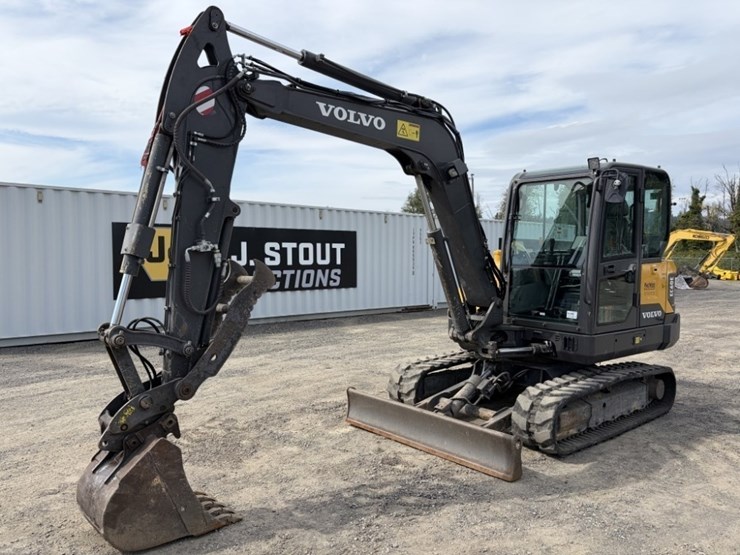 2021-volvo-ec60e-image-1