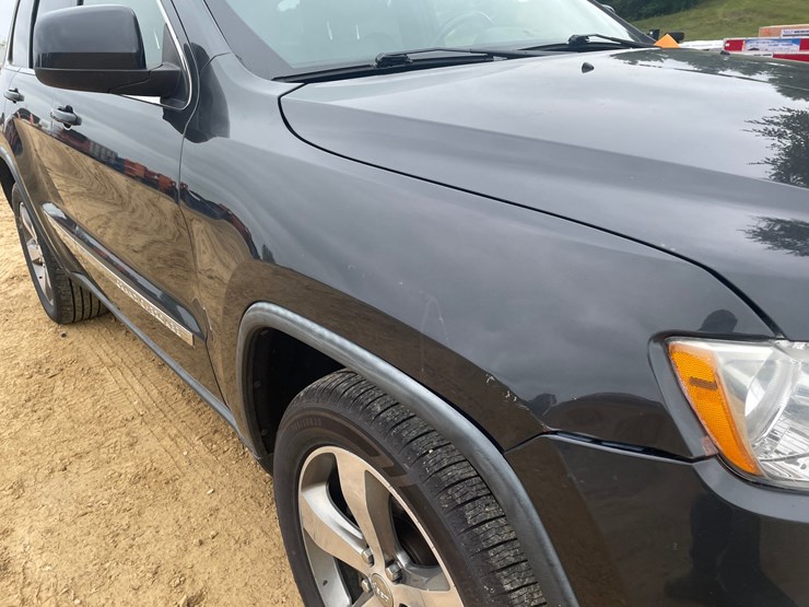 2011-jeep-grand-cherokee-laredo-image-16