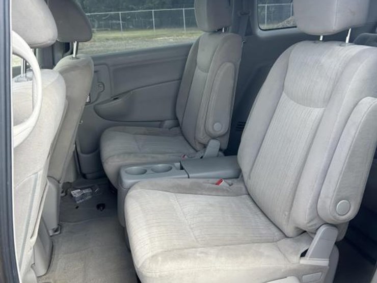 2016-nissan-quest-image-10