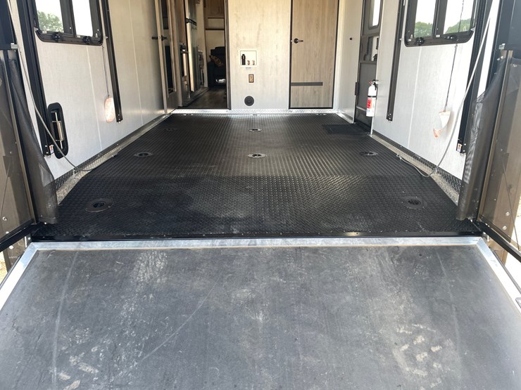 #100-•-2022-heartland-391-road-warrior-toy-hauler-camper-(has-wi-title)-image-232