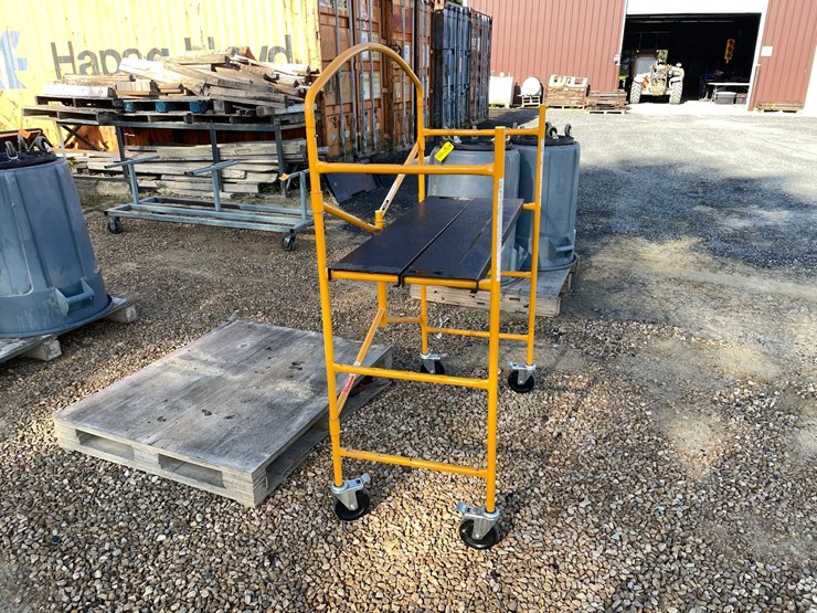 #3870-•-4'-rolling-scaffolding-image-3
