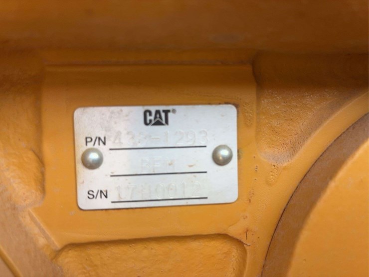 2017-caterpillar-323-image-42