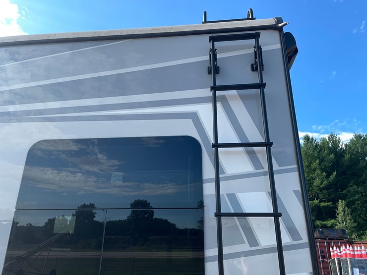 #100-•-2022-heartland-391-road-warrior-toy-hauler-camper-(has-wi-title)-image-45