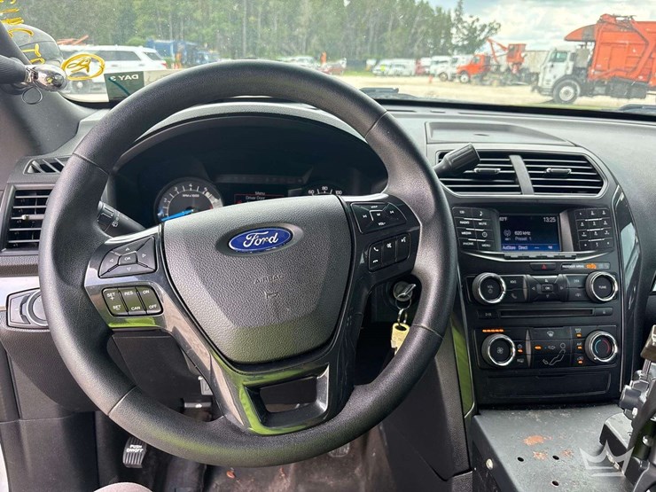 2016-ford-explorer-image-12