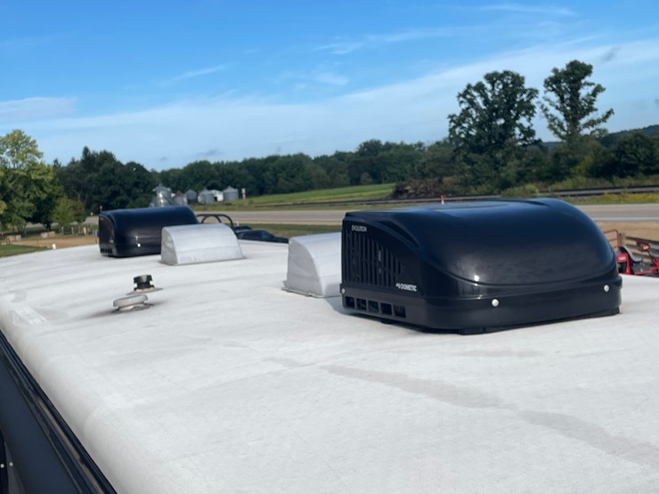 #100-•-2022-heartland-391-road-warrior-toy-hauler-camper-(has-wi-title)-image-20