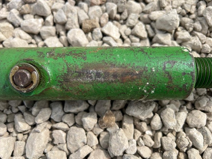 john-deere-320-image-3