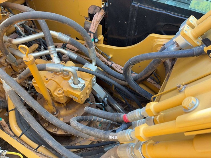 2017-caterpillar-323-image-47