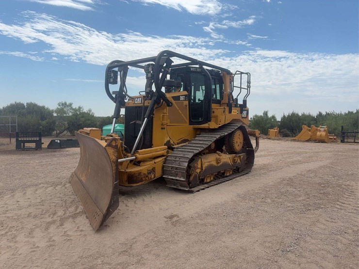 2015-caterpillar-d6t-xl-image-1