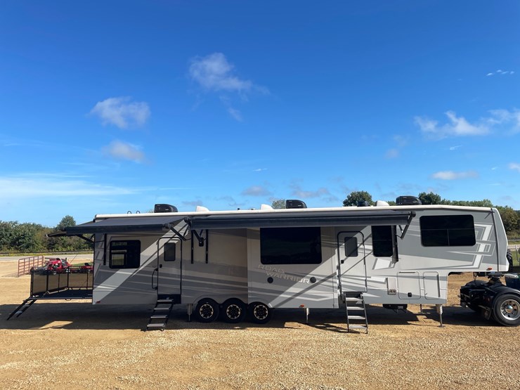 #100-•-2022-heartland-391-road-warrior-toy-hauler-camper-(has-wi-title)-image-101