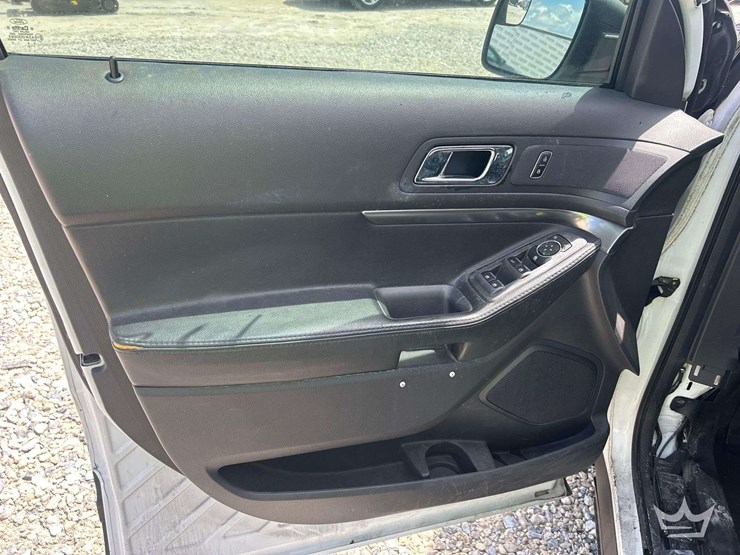 2015-ford-explorer-image-11