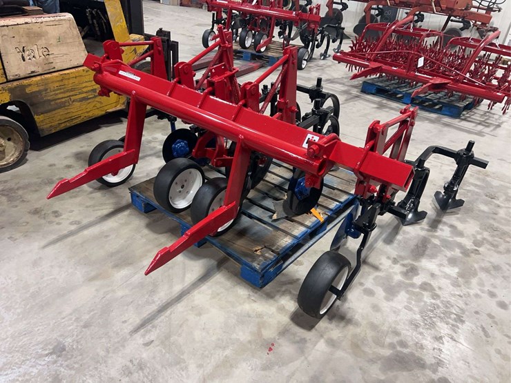 international-harvester-two-row-fast-hitch-hiller-cultivator-image-1