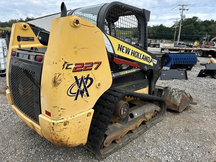 new-holland-c227-image-4