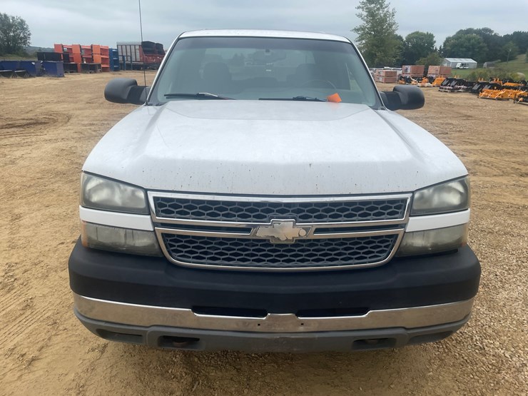 2005-chevrolet-silverado-2500-image-2
