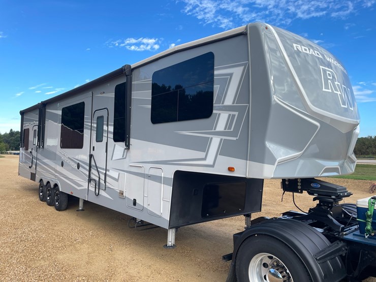#100-•-2022-heartland-391-road-warrior-toy-hauler-camper-(has-wi-title)-image-1