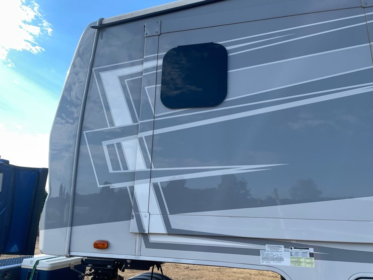#100-•-2022-heartland-391-road-warrior-toy-hauler-camper-(has-wi-title)-image-58