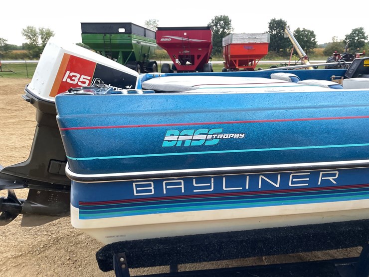 #1258-•-1988-18'-bayliner-bass-trophy-boat-(has-wi-title)-image-14