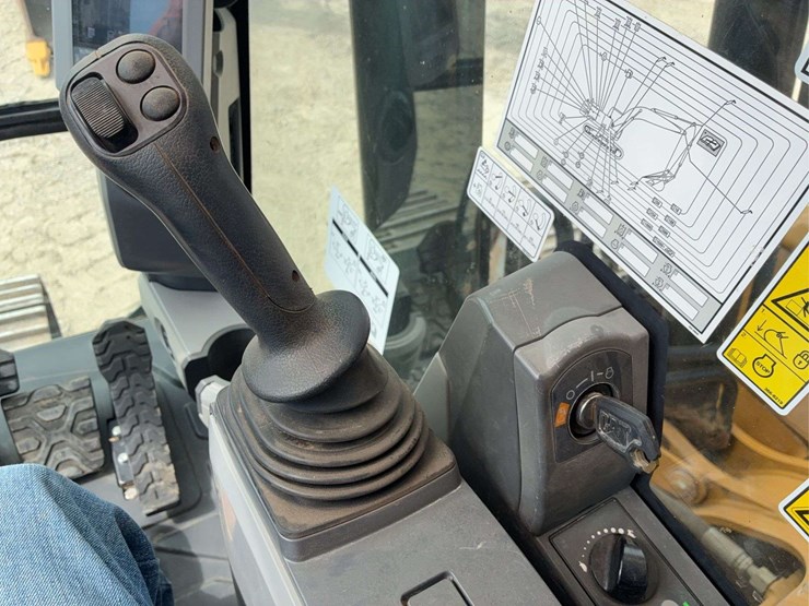 2017-caterpillar-323-image-21
