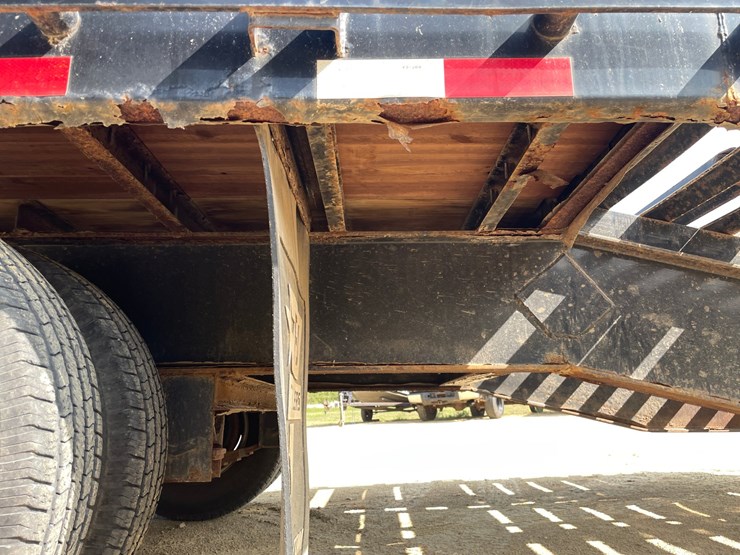 #110-•-2015-32'-pj-goosneck-trailer-(has-wi-title)-image-31