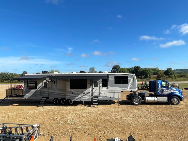 #100-•-2022-heartland-391-road-warrior-toy-hauler-camper-(has-wi-title)-image-108