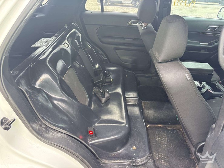 2016-ford-explorer-image-21