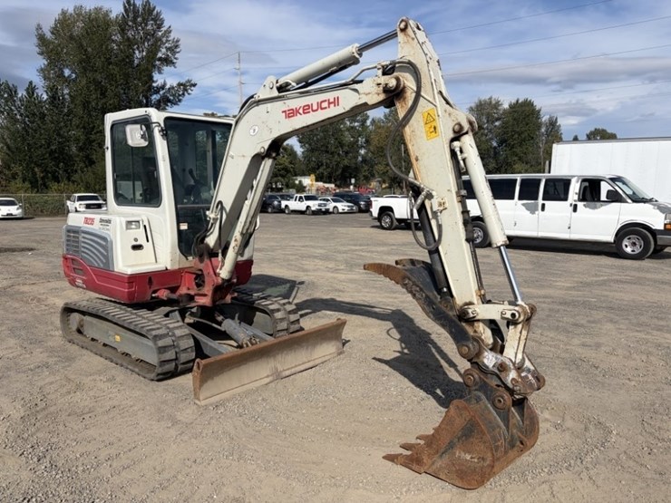 2014-takeuchi-tb235-image-2